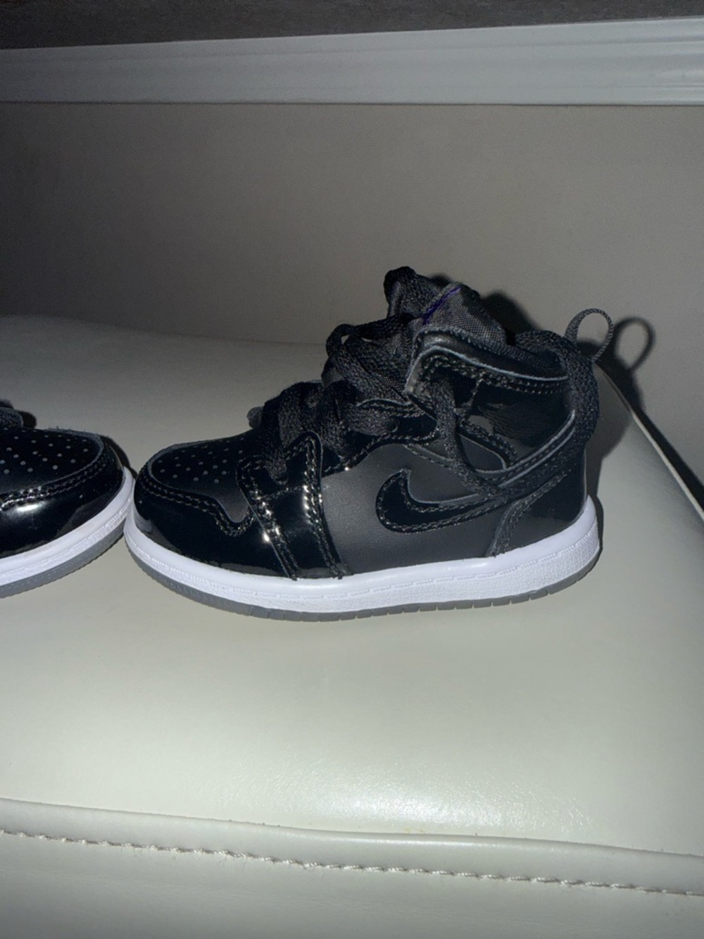 Jordan 1 toddlers Black Patent Leather High-Top Sneakers - Picture 3 of 7